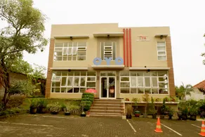 Tya Family Guest House Syariah - Image 1