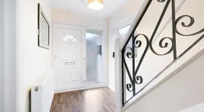 High Wycombe 4 Bedroom House Sleeps 8 Parking - By Roost Accommodation - Image 3