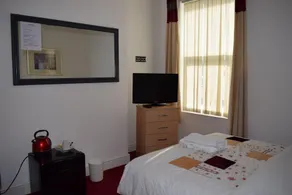 Masters Guesthouse - Image 4