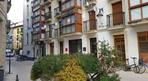 Apartamentos Zarautz Centro, con parking gratis - Image 4