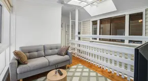 Coastal Wynnum Home Near Plaza and City Connections - Image 4