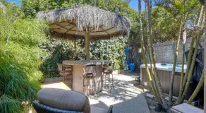 Oceanside Bungalow, Walk to Beach & Pier, Private Hot Tub, Beach Gear - Image 5