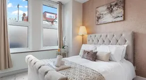 Elegant Oasis - 2 Bed - Garden - 65 inch TV & Netflix - Image 2