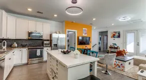 The Q - Austin Family Vacation Home - Hot Tub, Sauna, Gym & Backyard - Image 5