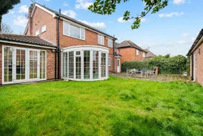 Charming 5BR Home with Garden & Parking - Image 5