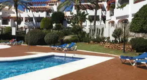 2 Bed Apartment - Sleeps 4 - Pool Patio Garden - Image 3