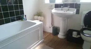 Small but bright single room not far from City Centre - Image 2