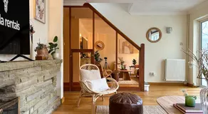 Willow Stream House - Spacious City Centre Riverside Home - FREE 2 Car Parking - Image 2