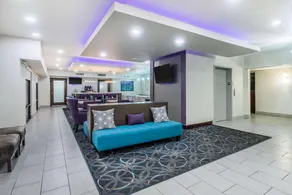 La Quinta Inn & Suites by Wyndham Fairborn Wright-Patterson - Image 4