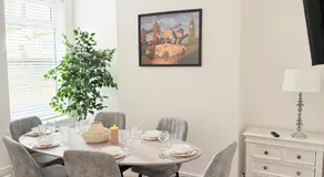 The Cosy Nest Modern - 3BR House - Sleeps 7 - Near City Centre - STARLINK Wi-fi - Image 3