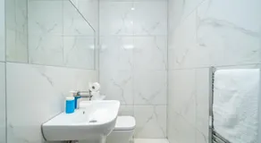 Exquisite 4Bedroom House 4 Contractors & Large Families with Private Garden, Fully Equipped Kitchen and Close Proximity to Train & Bus Stations - Image 2