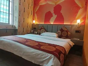 Yulin Colorful Theme Hotel - Image 5