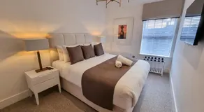 2 Bed Altrincham Centre King Beds Bathtub - Image 2