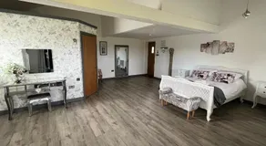 The Crown Lodges - Image 4