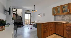 082 - Stunning Sea Views Beachfront Apartment - Image 3