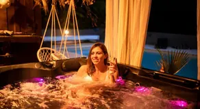 Chambre d'hôte de charme piscine et jacuzzi privatisable, manoir, 1h Lyon - Image 5