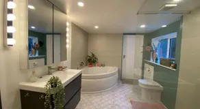 Lovely Large Garden Flat 23mins to Central London Four Bedrooms - Image 2