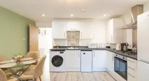The Phantom Apartment 1 minute walk to JR, Churchill Manor Nuffield Hospitals Oxford B Uni, Sleeps 5 Guests comfortably very modern 2 rooms 3 bathrooms Private Garden - Image 2