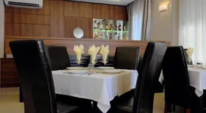 Vácz Hotel - Image 2