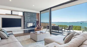 Award-winning beachfront luxury in Cremorne - Image 2