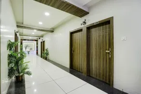 OYO 48573 Hotel Jay Bhavani - Image 4