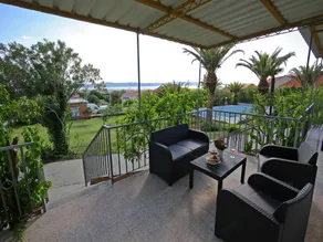 Modern holiday home with pool - Image 5