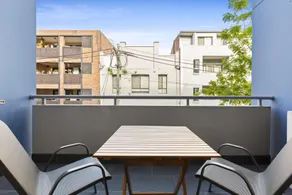 Bright 1-bed Apartment in Central Redfern - Image 4