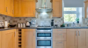 Trendy Central Apartment with Free Parking - Perfect for Contractors and Families - Image 3