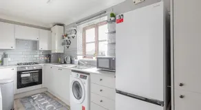 Luxurious 2BR Apt near O2 arena & Excel London with Parking Facilities - Image 5