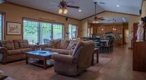 The J's Nest by Avantstay Hot Tub + BBQ + Lawn Games Panoramic Lake + Oak Hill Views - Image 3