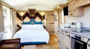 Hornington Manor Luxury Shepherd Huts - Image 5