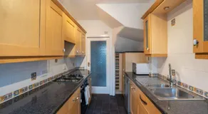 Large-2 Bed House-Free Parking - Image 3
