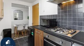FLATZY - Modern Apartment Close to Football Stadiums - Image 4