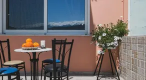 Spacious Home with Parking - Image 4