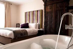 The Red Lion Hotel - Image 4