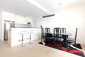 A Comfy 2BR Apt for 7 Next to Darling Harbour - Image 4