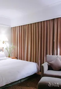Golden Hotel - Image 2