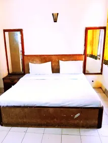 Hotel Queen Palace Guest House - Image 5