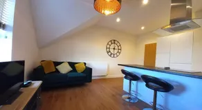 Spacious 2 double bed apartment - Free Parking - Central Beeston location - Image 2