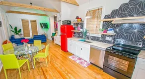 Vibrant Cottage with Parking Long Stays - Image 4