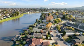 Lakefront 3 Bedroom Retreat with Beautiful Water Views - Image 4
