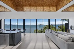 Stylish Home with Outdoor Area & Spectacular Views - Image 3