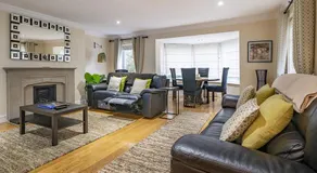 Fab Townhouse Near Queens with Huge TV & Recliners - Pass the Keys - Image 2