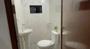 Apartamento minimalista con balcón - Image 5