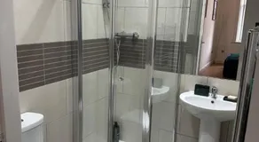 Luxury 1BR in Rochdale Centre - Image 2