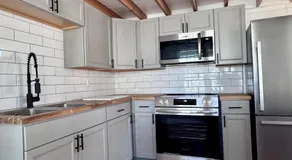 Stylish 1940s Home with Barn Guest House - Image 4