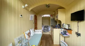 5 Star Shepherds Hut in Betws y Coed with Mountain View - Image 2