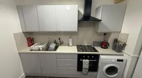Cosy 2 bedroom modern flat close to transport link - Image 4