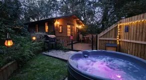 Captivating 1-Bed Cabin in Newmarket - Image 3