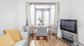 Lovely 4 Bedrooms House Near Romford Station With Parking - Image 2
